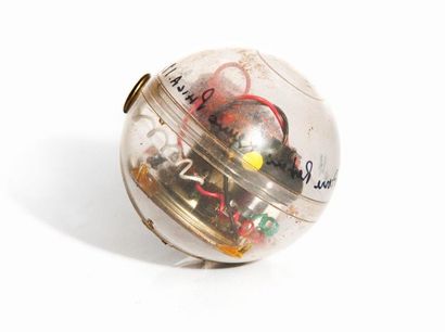 PHILA Remo 

Al Coro, 1976

Composants électriques dans une sphère en plastique,

signée,...