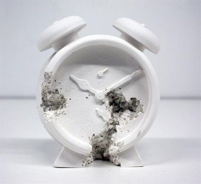 Daniel ARSHAM (né en 1980) 
Relic 3 ( Clock), 2015
Plâtre et verre pillé numéroté...