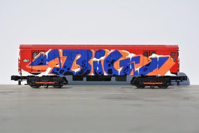 POEM (Américain, né en 1964) 

Train miniature métallique R17 "Big" , 2015

Marqueur...