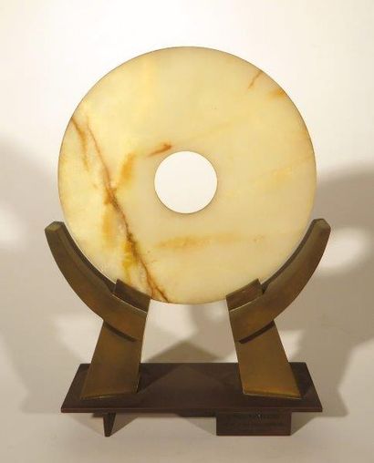 null Récompense
Midem
Sculpture en forme de disque en pierre dure reposant sur un...
