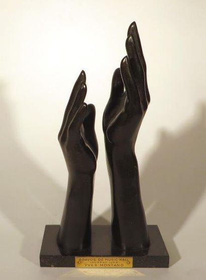 null Récompense
Bravo de Music-Hall
Sculpture formée de deux mains en bronze à patine...
