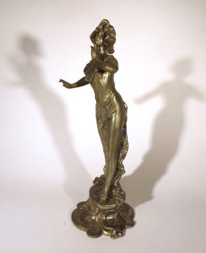 Désiré GRISARD, né en 1872 Femme saluant
Sculpture en étain, signé sur la base
H:...