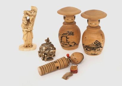 null Figurines japonaises en bois peint, un inrô en bois et un okimono Souvenirs...