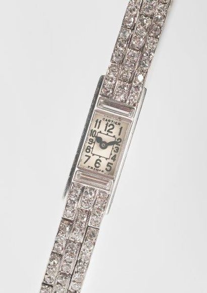 null CARTIER, vers 1930 Montre-bracelet de dame, en platine 850 millièmes et or gris...