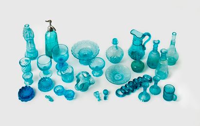 null Ensemble en verre bleu comprenant :
Deux pots à pharmacie en verre teinté bleu,...