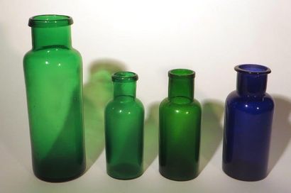 null Ensemble en verre bleu comprenant :
Quatre bouteilles, un pot à pharmacie, un...