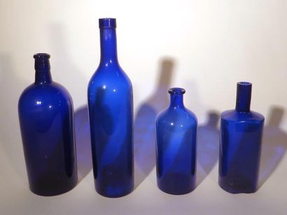 null Ensemble en verre bleu comprenant :
Quatre bouteilles, un pot à pharmacie, un...