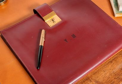 null Hermès
Porte document en cuir bordeaux monogrammé YM ouverture en laiton avec...