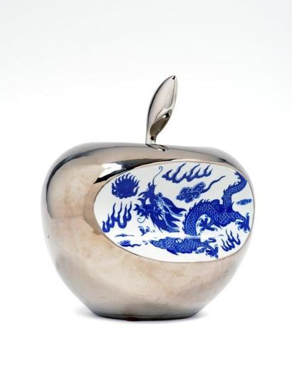 LI LIHONG (NÉ EN 1974) 

APPLE CHINA, 2008

Céramique peinte à la main, version silver,

signée...