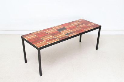 Roger CAPRON- vers 1955 
Table basse à plateau rectangulaire en carreaux de céramique...