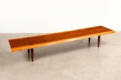 George NAKASHIMA-1957 
Importante table basse en noyer de forme rectangulaire profilée...