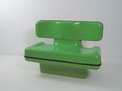 Dominique PREVOT - édition France Design - 1970 
Banc en plastique moulé teinté vert...