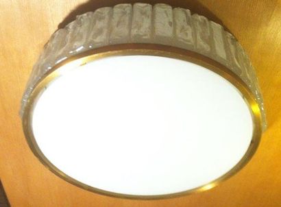 Jean PERZEL- vers 1960 
Paire de plafonniers circulaires de forme "tambour" en verre...