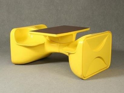 null 
Table modèle "Unibloc 4" à quatre assises et structure en plastique teinté...
