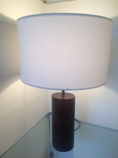 TRAVAIL FRANCAIS - vers 1950 
Lampe à poser en acajou à décor abstrait en creux et...