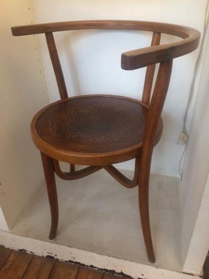 THONET - vers 1910 

Fauteuil en bois courbé entretoise en croisillon inversé assise...