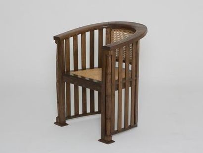 ANONYME- 1930 
Deux fauteuils en bois naturel à assise et dossier cannés
H: 83 cm...