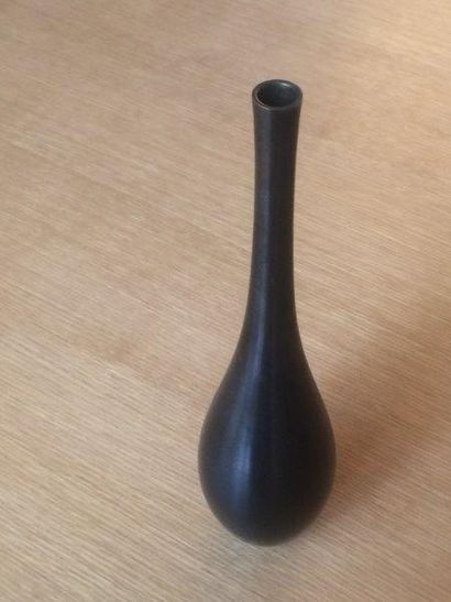 JAPON - vers 1920 
Vase gourde soliflore en bronze à patine brune
H: 28 cm