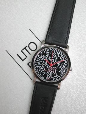LITO LITO

Full, 1988

Bracelet montre, le boitier en métal chromé et le cadran à...