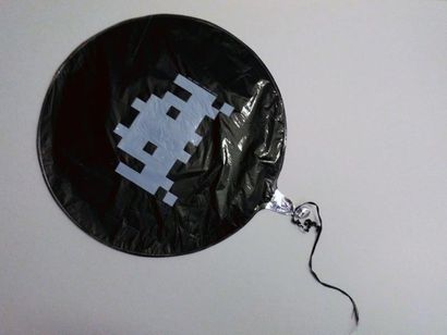 INVADER (Français, né en 1969) 
Ballon dans l’espace, 2009
Ballon en plastique noir...