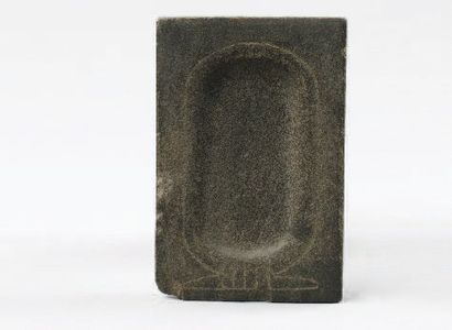 null Palette à fard ou coupe d'offrande rectangulaire ornée d'un cartouche en creux,...