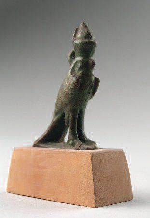null Amulette pendentif représentant le faucon Horus coiffé du pschent.Faïence verte.(cassure)...