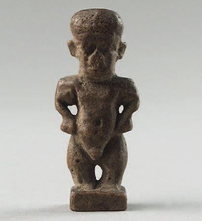 null Amulette représentant le le dieu Ptah Patéque. Faïence brune. Hauteur : 4,3...