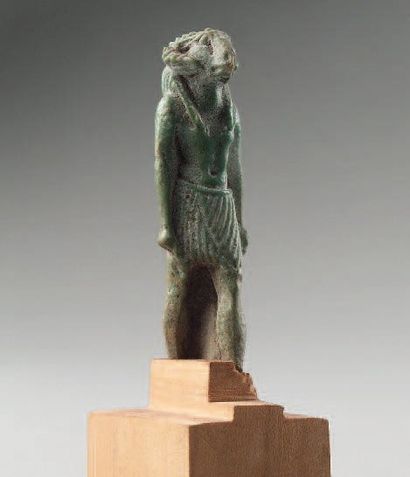 null Amulette représentant le dieu Khnoum à tête de bélier. Faïence verte (les pieds...