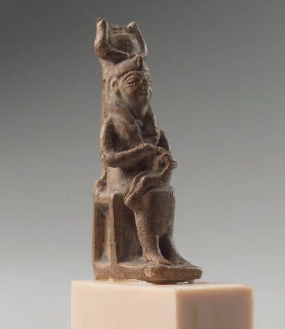null Amulette représentant la déesse Isis allaitant Horus. Elle est coiffée des cornes...