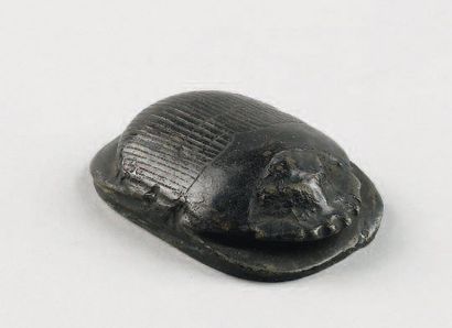 null Scarabée de coeur anépigraphe. Stéatite noire. Bon état. Longueur : 5,2 cm Egypte...