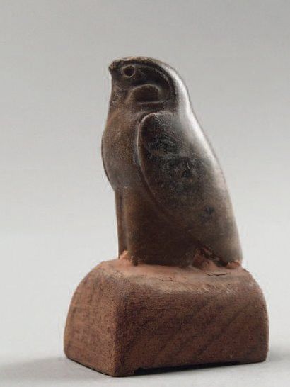 null FAUCON HORUS. Pierre brune veinée. Hauteur : 4,1 cm Egypte, Nouvel Empire.