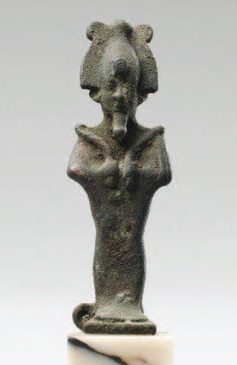 null Statuette momiforme représentant le dieu Osiris debout tenant les instruments...