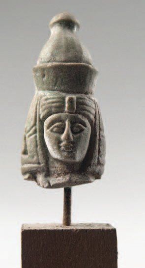 null Tête provenant d'une amulette représentant la déesse Isis coiffée du pschent...