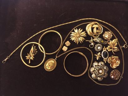 null Lot de deux bijoux en or

18K (750) comprenant :

une broche circulaire ajourée,

une...