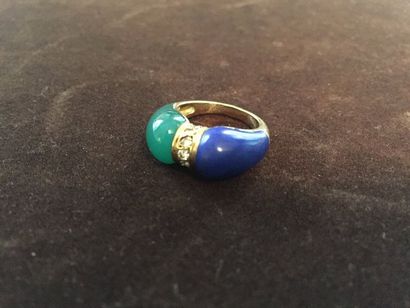 null Bague de petit doigt en or

18K (750), centrée d'une ligne

de 7 petits diamants...