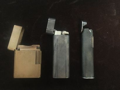 null Lot de 3 briquets en métal

guilloché (Cartier, Dupont et

Dunhill)