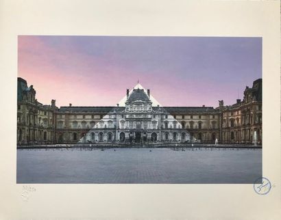 JR (né en 1983) JR (né en 1983) 

Anamorphose de la pyramide du Louvre, 12 juin 2016,...