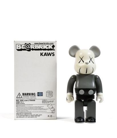 KAWS (Américain, né en 1974) Bearbrick 400% (Gris), 2002

Figurine en vinyle peint

Empreinte...