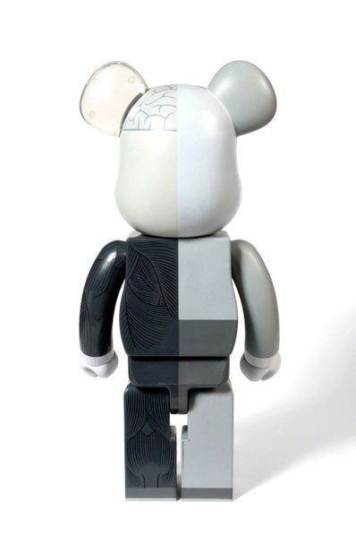 KAWS (né en 1974) BEARBRICK COMPANION (ORIGINALFAKE)


1 000 % (Grey), 2010


Figurine...