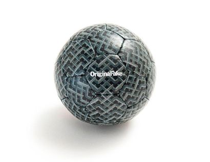 KAWS (né en 1974) XP FUTSAL BALL, 2012


Ballon de foot indoor


Produit par OriginalFake


Indoor...