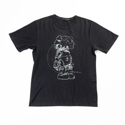 KAWS (né en 1974) ORIGINALFAKE X HAJIME


SORAYAMA TEE SHIRT, 2009


Tee-shirt en...
