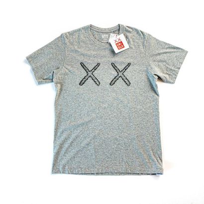 KAWS (né en 1974) UNIQLO TEE SHIRT, 2016


Tee-shirt en taille


L


Avec son étiquette...