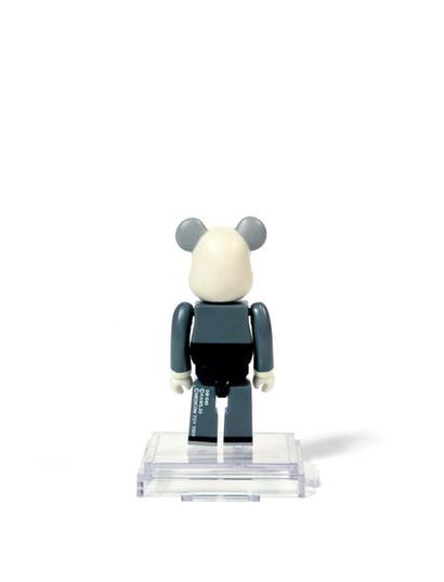 KAWS (né en 1974) BEARBRICK COMPANION 100 %


(Grey), 2002


Figurine en vinyle peint


Empreinte...