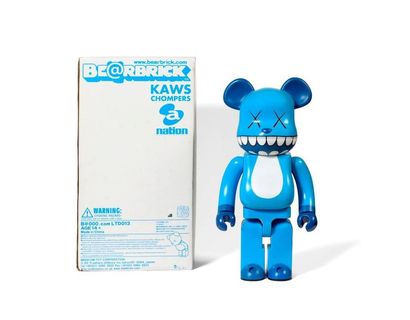 KAWS (né en 1974) BEARBRICK CHOMPERS 1 000 %,


2003


Figurine en vinyle peint


Empreinte...