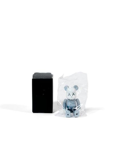 KAWS (né en 1974) BEARBRICK COMPANION 100 %


(Grey / Blue), 2006


Figurine en vinyle...