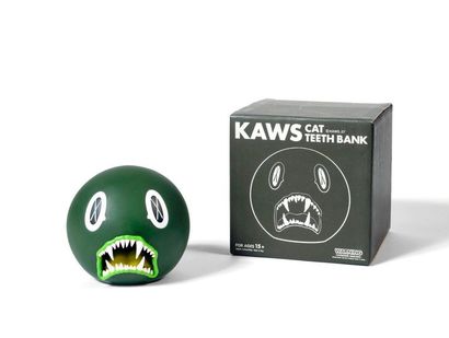 KAWS (né en 1974) CAT TEETH BANK (GREEN),


2007


Figurine en vinyle peint


Edition...