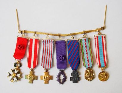 null Barrette en métal doré comprenant sept médailles militaires miniatures.