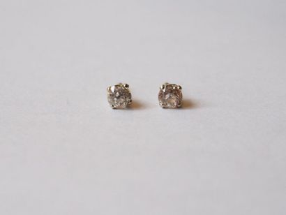 null Paire de puces d'oreilles en or gris 750 °/°° serties d'un diamant TA.
Poids...