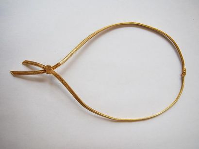 null Collier draperie en or amati et brillant 750 °/°° à décor de nœud.
Poids : 28,62...