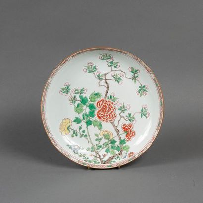 null CHINE. Plat rond aux émaux de la famille verte à décor polychrome d’un branchage...